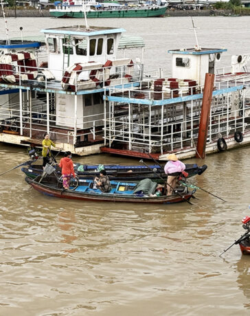 Ba chiếc phà ngưng chạy, trong khi nhiều xuồng nhỏ đưa rước khách qua lại sông Cần Thơ. Ảnh: An Bình