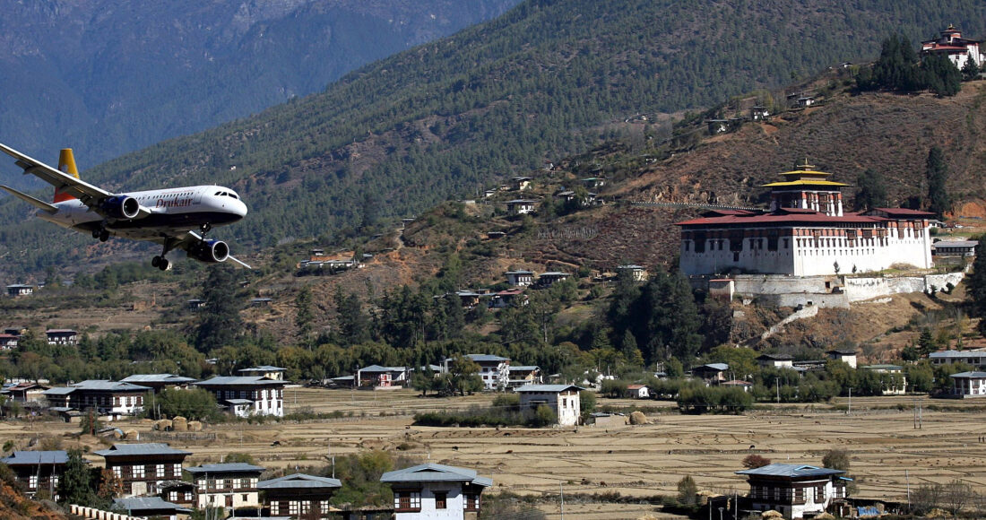 Máy bay chuẩn bị hạ cánh xuống sân bay Paro ở Bhutan. Ảnh: Reuters