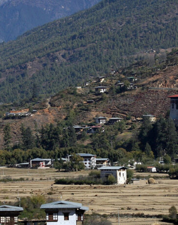 Máy bay chuẩn bị hạ cánh xuống sân bay Paro ở Bhutan. Ảnh: Reuters