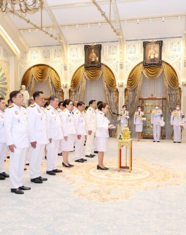 Tân Thủ tướng và các bộ trưởng tuyên thệ nhậm chức trước Vua Maha và Hoàng hậu Suthida tại cung điện Dusit, thủ đô Bangkok, ngày 6/9. Ảnh: Reuters