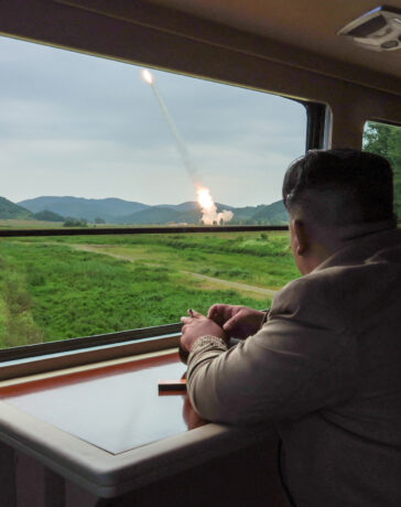Chủ tịch Triều Tiên Kim Jong-un giám sát vụ thử bệ phóng tên lửa tại địa điểm không xác định trong bức ảnh mà KCNA công bố ngày 13/9. Ảnh: Reuters