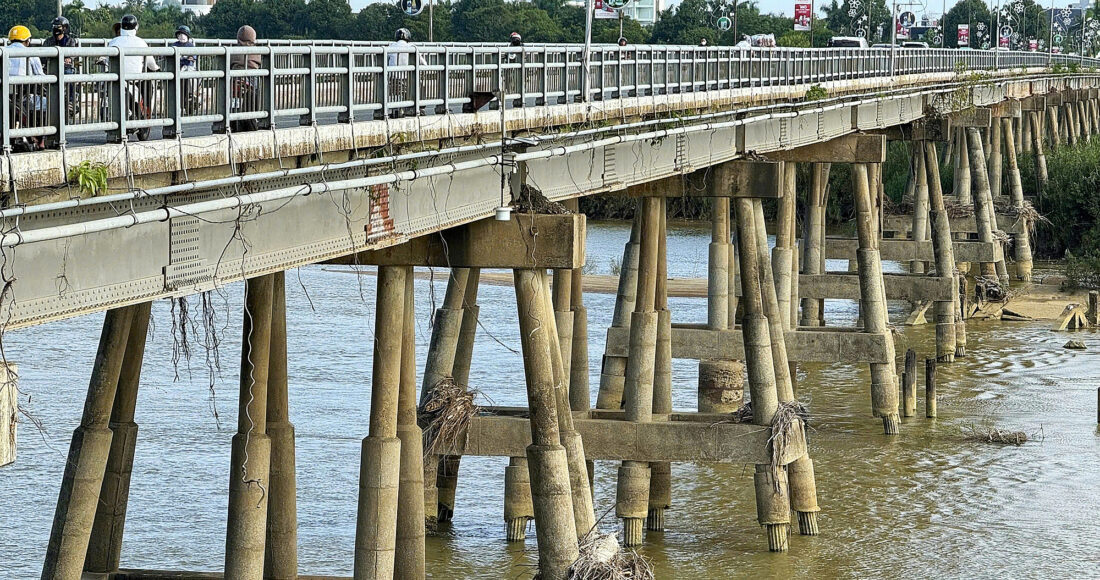 Các trụ cầu Trà Khúc trơ lõi sắt ở phần gần móng. Ảnh: Ngọc Mai