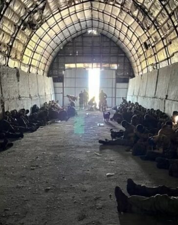 Tù binh Nga tại một địa điểm ở Ukraine. Ảnh: SBU