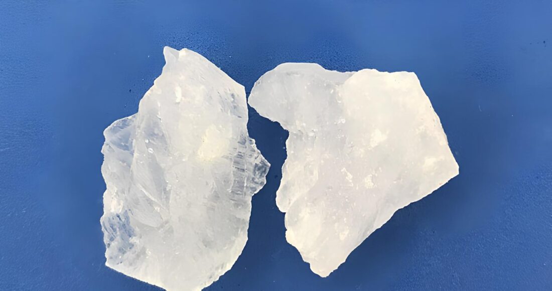 Phèn chua dễ dàng tìm mua ở các cửa hàng đồ khô ngoài chợ, hiệu thuốc.