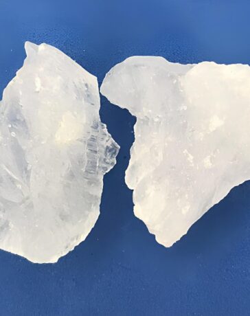 Phèn chua dễ dàng tìm mua ở các cửa hàng đồ khô ngoài chợ, hiệu thuốc.