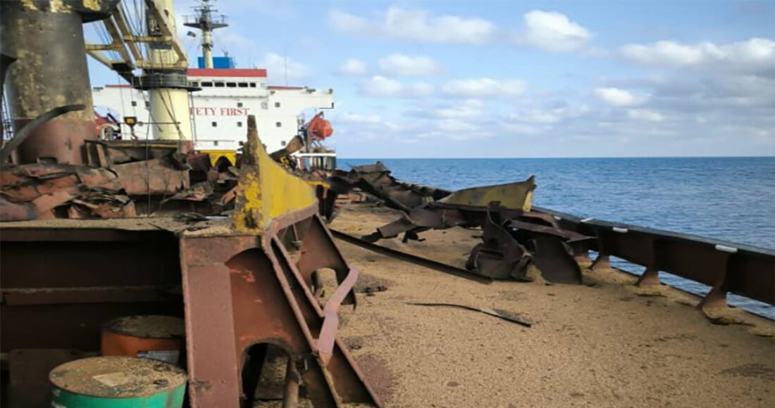 Thiệt hại trên tàu hàng chở ngũ cốc Ukraine nghi trúng tên lửa Nga ngày 11/9. Ảnh: X/ZelenskyyUa