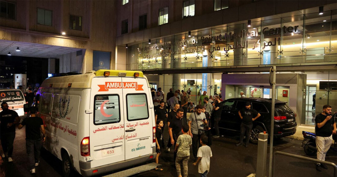 Xe cấp cứu chở người bị thương trong vụ máy nhắn tin phát nổ đến bệnh viện ở Beirut, Lebanon ngày 17/9. Ảnh: Reuters