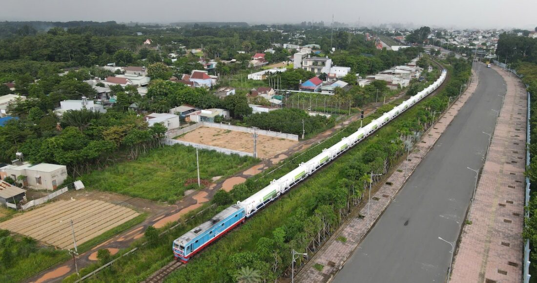 Đoàn tàu đi qua một khu dân cư huyện Trảng Bom, Đồng Nai chiều 6/9. Ảnh: Phước Tuấn