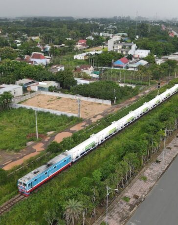 Đoàn tàu đi qua một khu dân cư huyện Trảng Bom, Đồng Nai chiều 6/9. Ảnh: Phước Tuấn