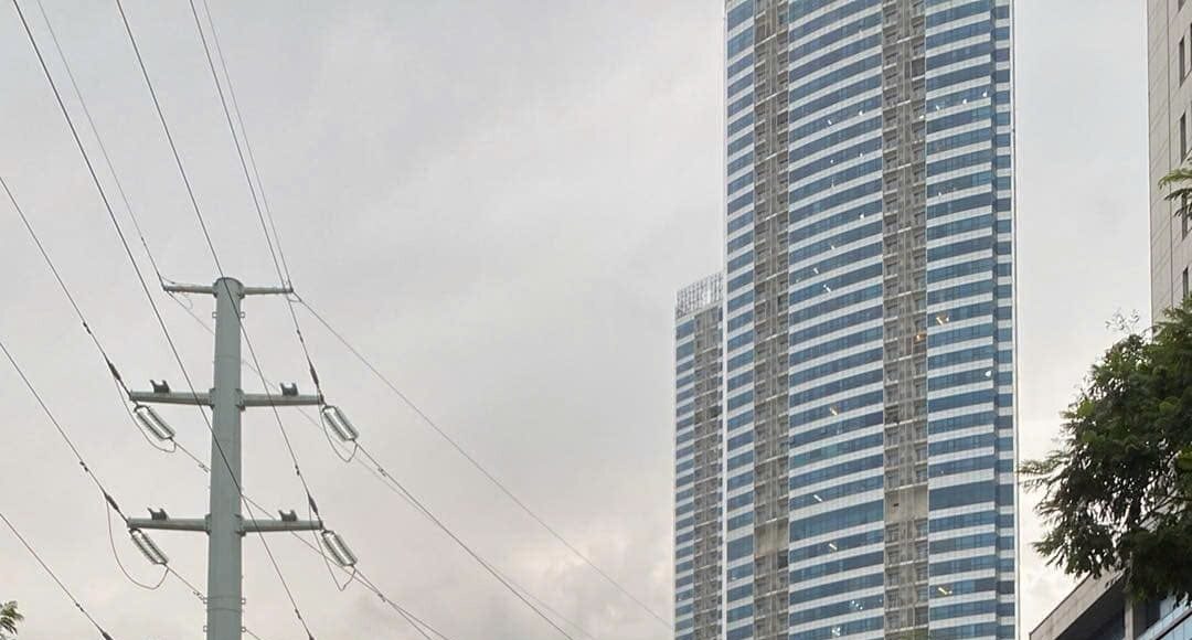 Thu Minh chờ hơn 30 phút vẫn chưa qua được đèn xanh, đèn đỏ ở đường Mễ Trì, quận Nam Từ Liêm, 16h ngày 6/9. Ảnh: Nhân vật cung cấp