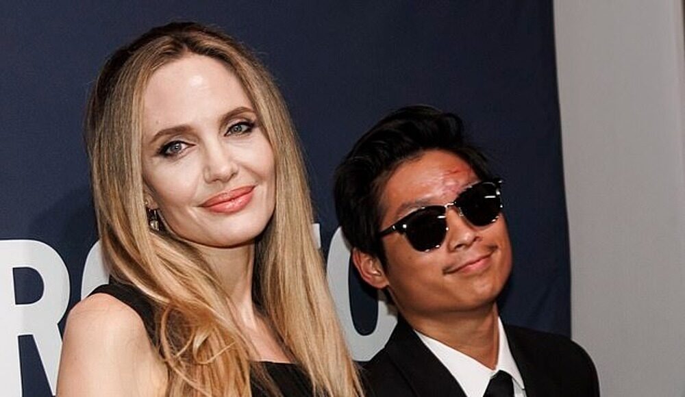 Minh tinh Angelina Jolie và con trai Pax Thiên diện trang phục theo phong cách cổ điển tại LHP Toronto hôm 8/9. Ảnh: AP