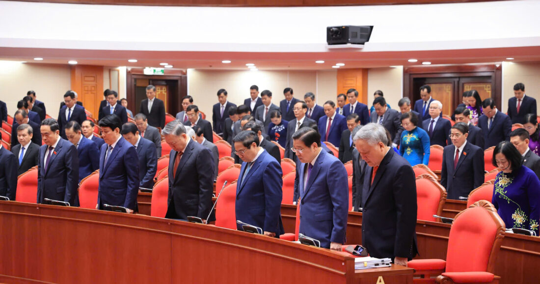 Trước khi bắt đầu Hội nghị, lãnh đạo Đảng, Nhà nước và các đại biểu mặc niệm đồng bào bị thiệt mạng và cán bộ, chiến sĩ đã hy sinh do bão Yagi và mưa lũ gây ra tại các tỉnh, thành khu vực phía Bắc. Ảnh: Hoàng Phong