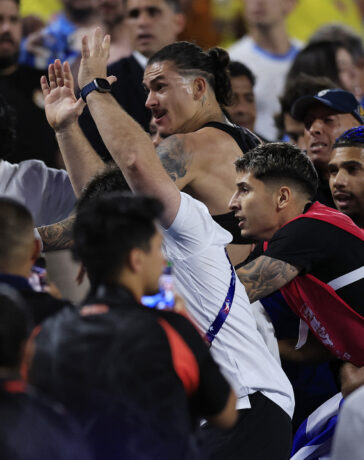Tiền đạo Uruguay Darwin Nunez lao lên khán đài, đánh nhau với CĐV Colombia sau trận bán kết Copa America 2024 sáng 7/10. Ảnh: AFP