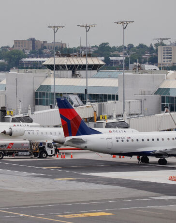 Các máy bay của Delta Airlines tại sân bay quốc tế La Guardia, New York ngày 20/7. Ảnh: AFP