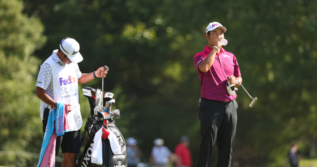 Hideki Matsuyama bên caddie mượn Taiga Tabuchi tại vòng hai FedEx St. Jude Championship trên sân TPC Southwind, Memphis, Tennessee, Mỹ ngày 16/8/2024. Ảnh: AFP
