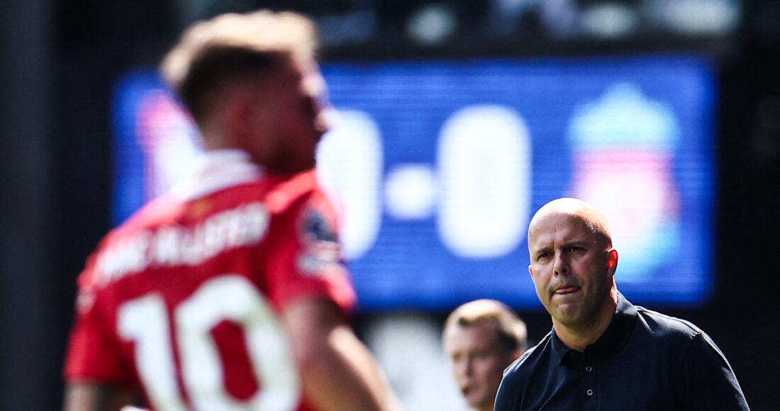 HLV Arne Slot quan sát các cầu thủ Liverpool trong trận đấu Ipwich Town ở vòng 1 giải Ngoại hạng Anh mùa 2024-2025. Ảnh: AFP.