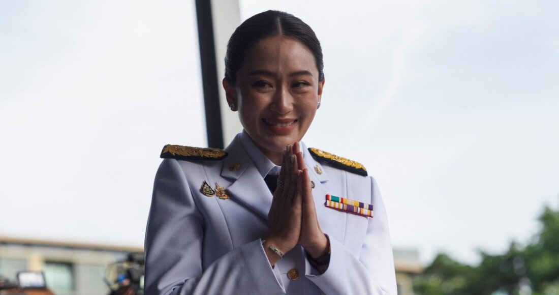 Tân thủ tướng Thái Lan Paetongtarn Shinawatra trong lễ nhận văn bản phê duyệt từ Quốc vương tại Bangkok, ngày 18/8. Ảnh: AFP