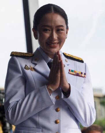 Tân thủ tướng Thái Lan Paetongtarn Shinawatra trong lễ nhận văn bản phê duyệt từ Quốc vương tại Bangkok, ngày 18/8. Ảnh: AFP