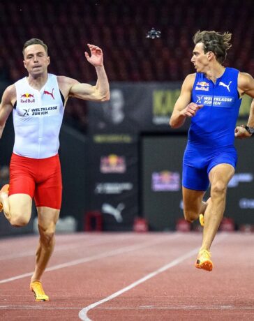 Kỷ lục gia nhảy sào Duplantis (áo xanh) về đích trước kỷ lục gia 400m rào Karsten Warholm trong sự kiện biểu diễn chạy 100m tại sân điền kinh Letzigrund, Thụy Sĩ ngày 4/9. Ảnh: AFP