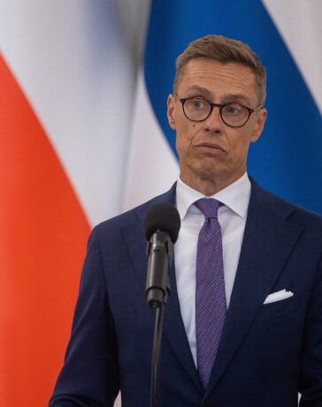 Tổng thống Phần Lan Alexander Stubb tại cuộc họp báo ở Warsaw, Ba Lan ngày 10/9. Ảnh: AFP