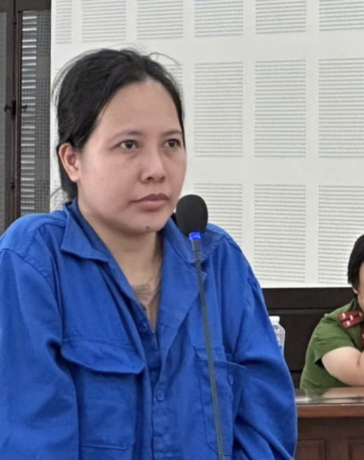 Bị cáo Đinh Thị Hoa Hồng tại phiên xử sơ thẩm. Ảnh: Trạng Chi
