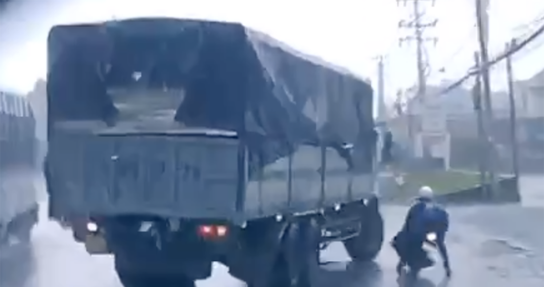 Thời điểm xảy ra va chạm giữa 2 xe. Ảnh: Cắt từ Camera hành trình