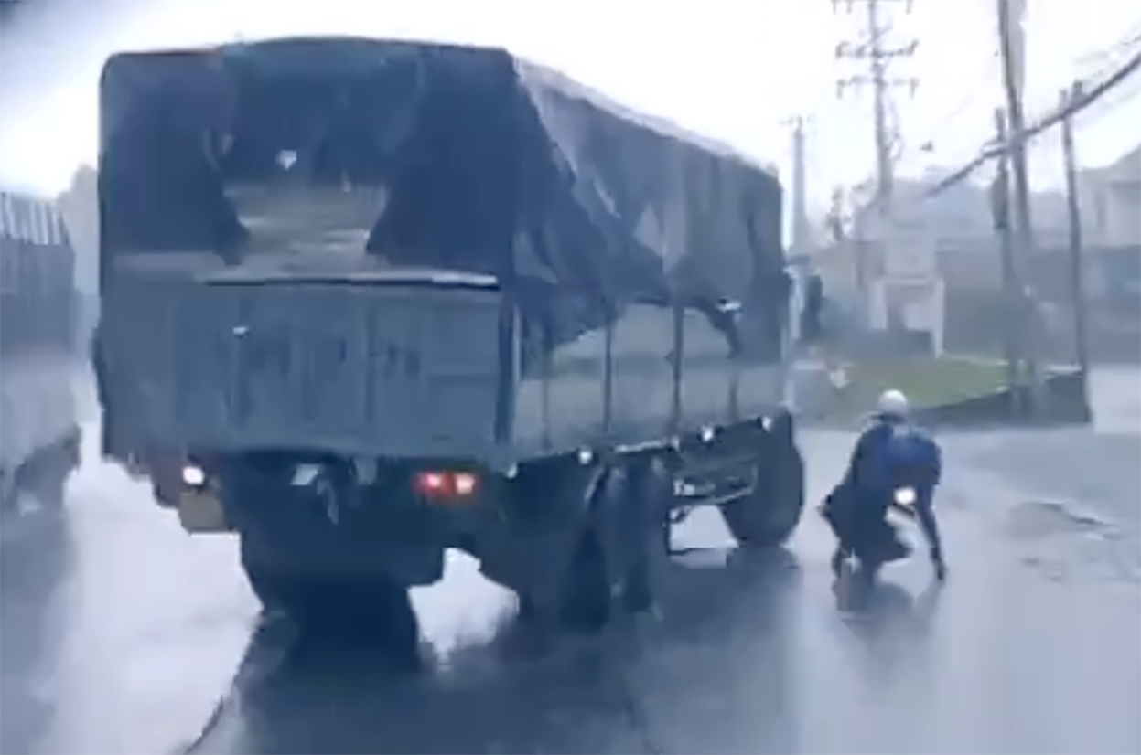 Thời điểm xảy ra va chạm giữa 2 xe. Ảnh: Cắt từ Camera hành trình