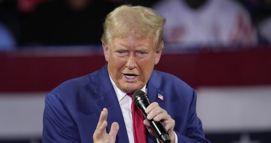 Cựu tổng thống Mỹ Donald Trump phát biểu tại thành phố Flint, bang Michigan, ngày 17/9. Ảnh: AP