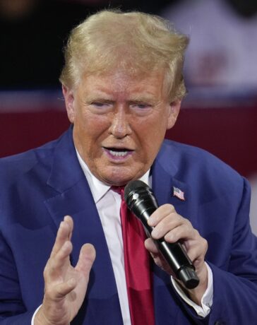 Cựu tổng thống Mỹ Donald Trump phát biểu tại thành phố Flint, bang Michigan, ngày 17/9. Ảnh: AP