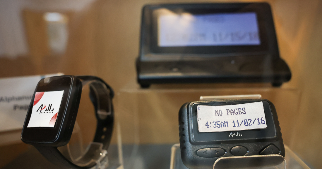 Các sản phẩm máy nhắn tin của Gold Apollo được trưng bày ở trụ sở công ty hôm 18/9. Ảnh: Reuters