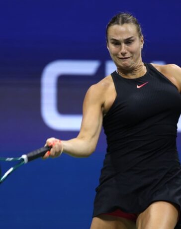 Sabalenka đánh thuận tay trong trận bán kết với Navarro, trên sân Arthur Ashe, New York hôm 6/9. Ảnh: Reuters