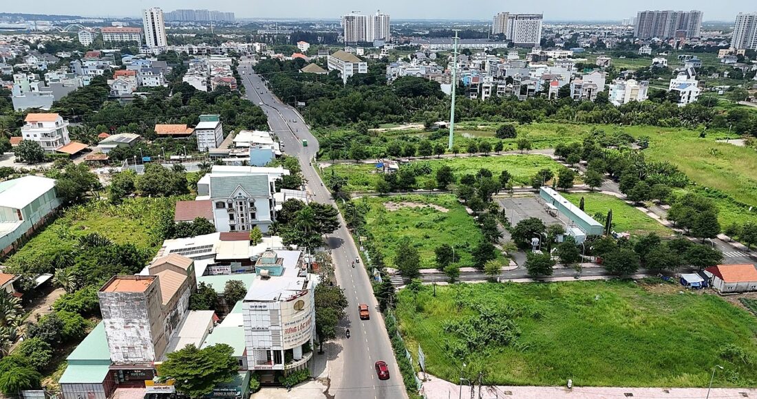 Đoạn 250 m trên đường Liên Phường bị thắt cổ chai do chồng ranh dự án ở bên cạnh chưa được mở rộng, tháng 8/2024. Ảnh: Gia Minh