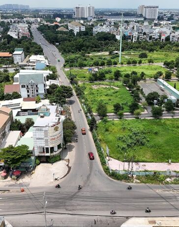 Đoạn 250 m trên đường Liên Phường bị thắt cổ chai do chồng ranh dự án ở bên cạnh chưa được mở rộng, tháng 8/2024. Ảnh: Gia Minh
