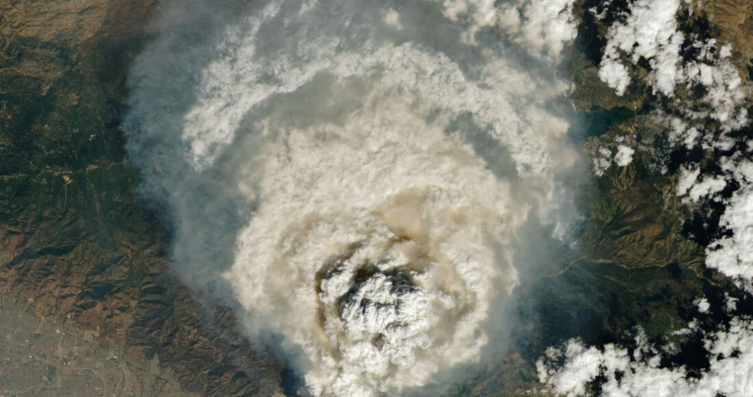 Mây lửa pyrocumulus hình thành trên đám cháy Line Fire, California. Ảnh: NASA