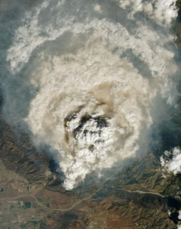 Mây lửa pyrocumulus hình thành trên đám cháy Line Fire, California. Ảnh: NASA