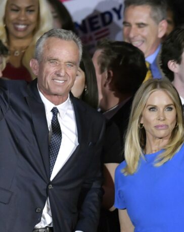 Robert F. Kennedy Jr. và vợ Cheryl Hines tại Boston hồi tháng 4/2023. Ảnh: AP