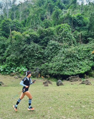 Một runner chạy trên đoạn đường cỏ trong một buổi chạy trail. Ảnh: A Dứa