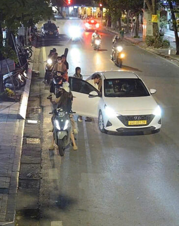 Một số bạn trẻ dừng lại trước điểm lắp camera giao thông trên phố Triệu Quốc Đạt, phường Hàng Bông, quận Hoàn Kiếm để check-in, 23h ngày 5/9/2024. Ảnh: Thanh Nga