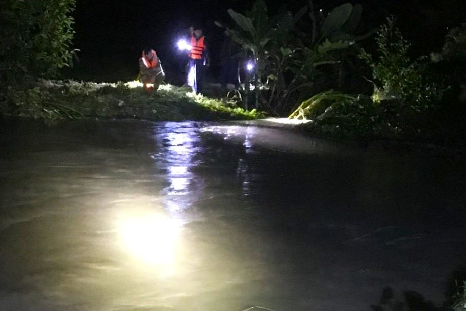 Lực lượng chức năng soi đèn tìm kiếm 2 học sinh bị lũ cuốn ở xã Sơn Lâm, tối 17/9. Ảnh: Tư Ninh