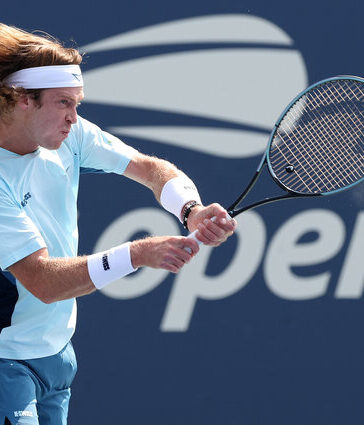 Rublev đánh thuận tay trong trận gặp Rinderknech trên sân số 17 ở tổ hợp quần vợt Flushing Meadows, New York. Ảnh: Reuters