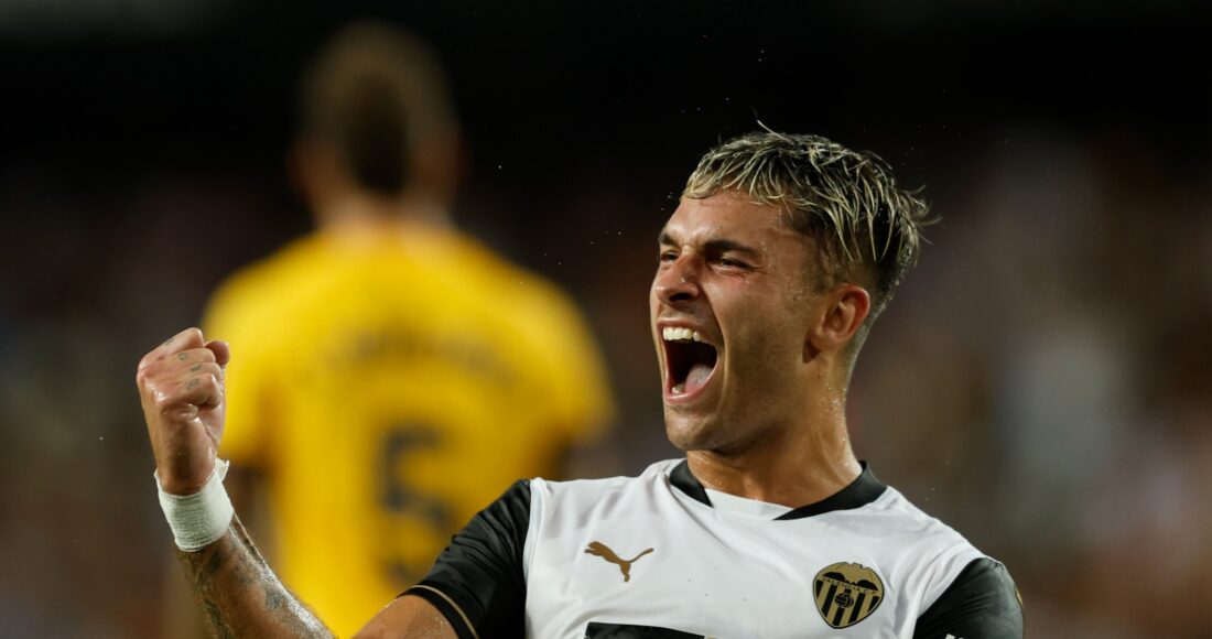 Duro mừng bàn trong trận Valencia 1-2 Barca ở vòng một La Liga tối 17/8 trên sân Mestalla. Ảnh: EFE