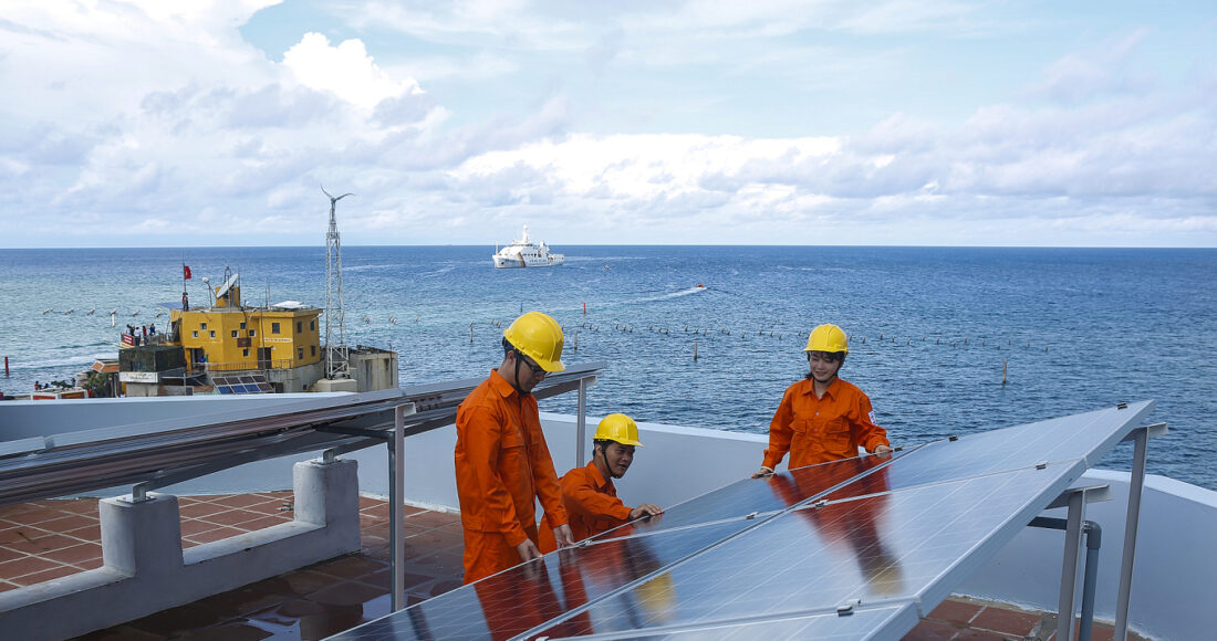 Cán bộ EVN làm việc tại quần đảo Trường Sa. Ảnh: EVN