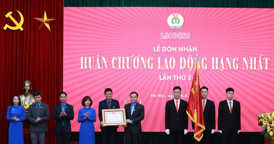 Chủ tịch Tổng Liên đoàn Lao Động Việt Nam Nguyễn Đình Khang trao Huân chương Lao động hạng nhất cho báo Lao Động. Ảnh: Hải Nguyễn