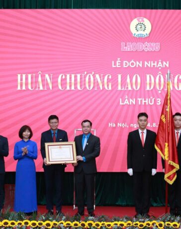 Chủ tịch Tổng Liên đoàn Lao Động Việt Nam Nguyễn Đình Khang trao Huân chương Lao động hạng nhất cho báo Lao Động. Ảnh: Hải Nguyễn