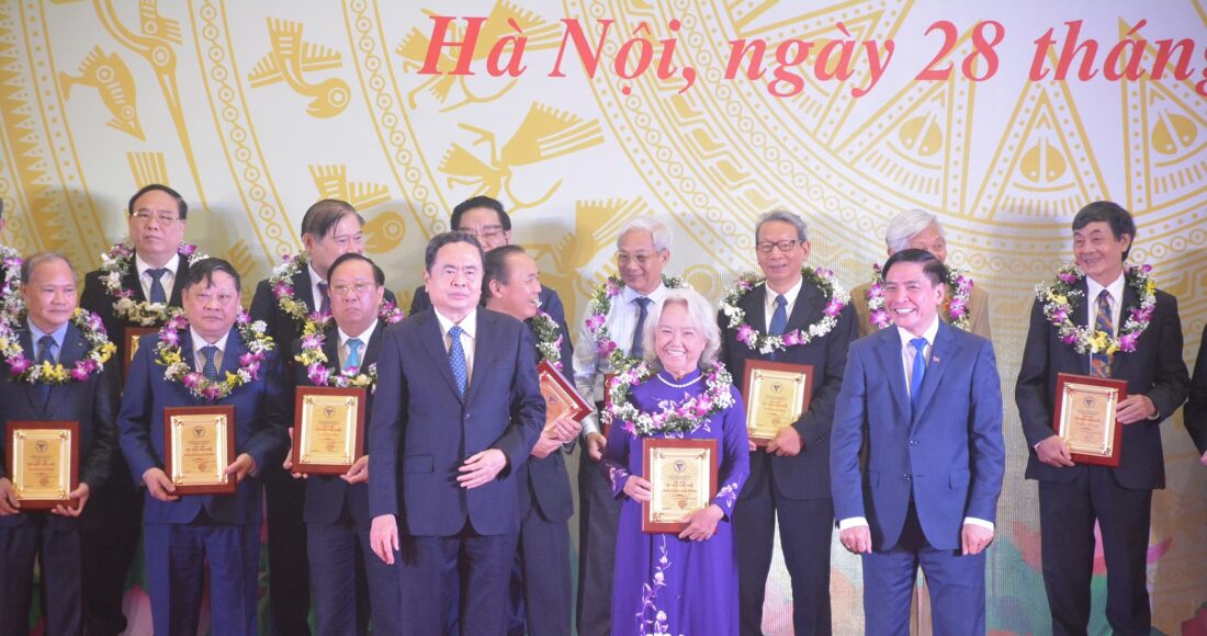 Chủ tịch Quốc hội Trần Thanh Mẫn (hàng đầu, bên trái) trao bằng khen cho PGS.TS, Nhà giáo nhân dân, AHLĐ Nguyễn Thị Trâm, một trong 135 trí thức được vinh danh. Ảnh: Quang Duy