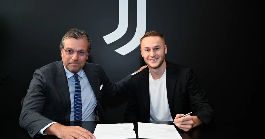 Koopmeiners (phải) trong lễ ký hợp đồng với Juventus ngày 28/8. Ảnh: Juventus FC