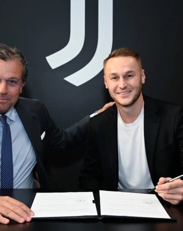 Koopmeiners (phải) trong lễ ký hợp đồng với Juventus ngày 28/8. Ảnh: Juventus FC