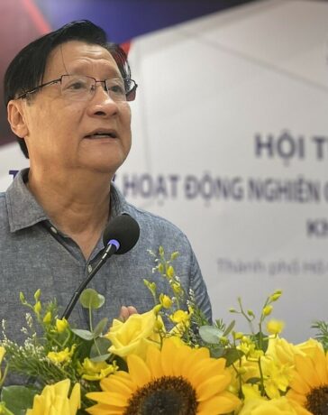 PGS.TS Lê Hoài Quốc, Chủ tịch Hội tự động hóa TP HCM chia sẻ tại hội thảo, chiều 14/8. Ảnh: Hà An