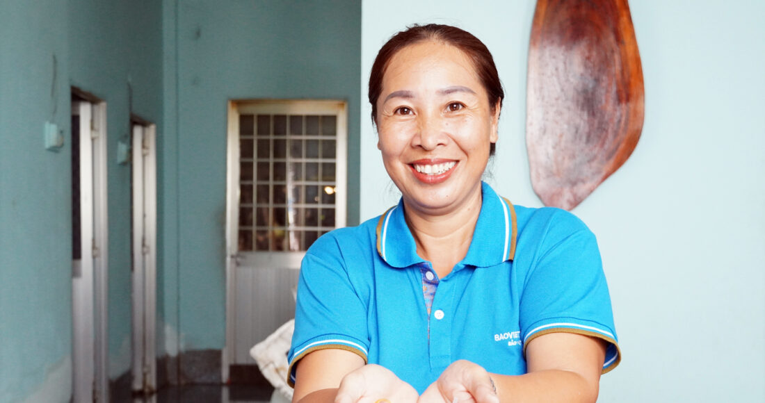 Chị Nguyễn Thị Đượm vui mừng nhận số vàng của các thành viên trong tổ góp. Ảnh: An Minh