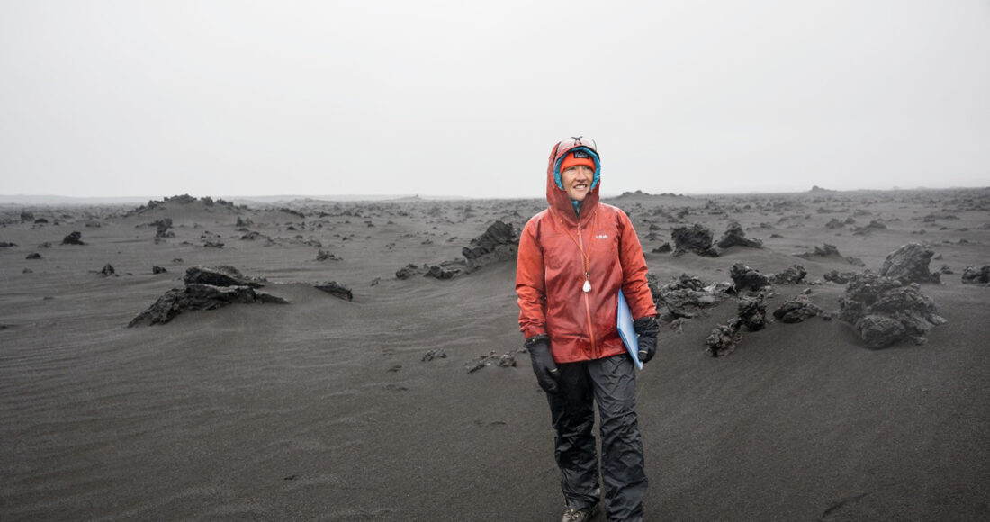 Phi hành gia NASA Christina Koch đứng giữa quang cảnh cằn cỗi của Iceland trong một khóa huấn luyện thực địa về địa chất. Ảnh: NASA/Robert Markowitz